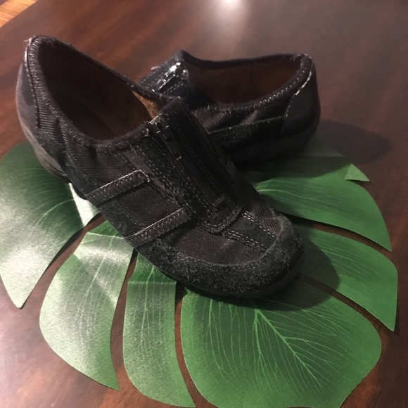 naturalizer black tennis shoes